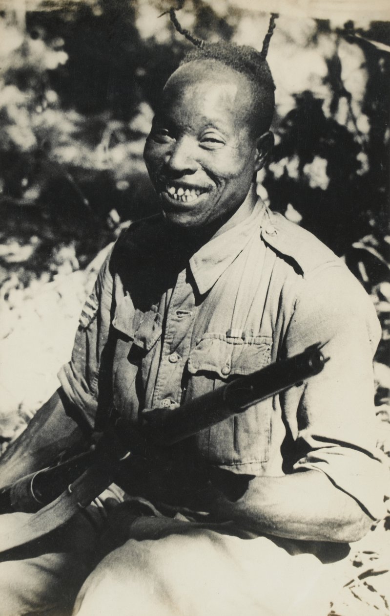 Um sargento nigeriano ligado à 5ª Brigada da África Ocidental, 1944 de English Photographer