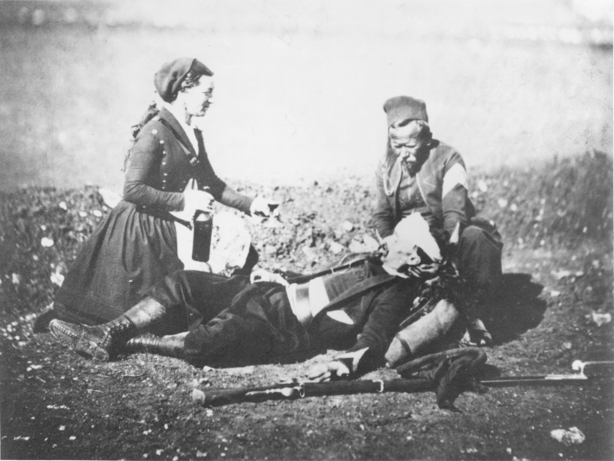 Uma enfermeira cuidando de um homem ferido na Crimeia, c.1855 de English Photographer