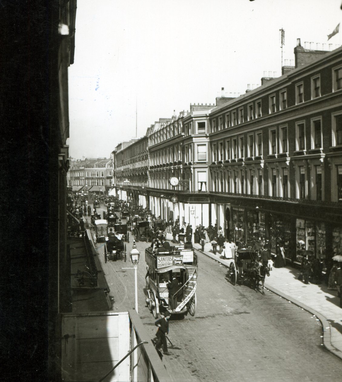 Uma vista de Westbourne Grove, Londres, mostrando a loja de departamentos de Whiteley, c.1890 de English Photographer