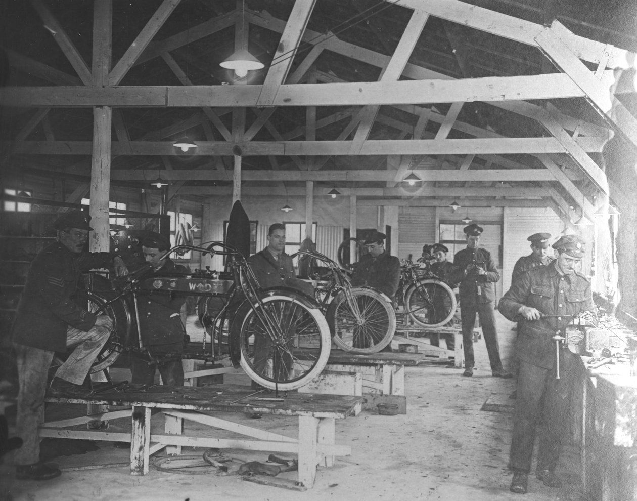 Uma oficina de reparação de motocicletas da WWI de English Photographer