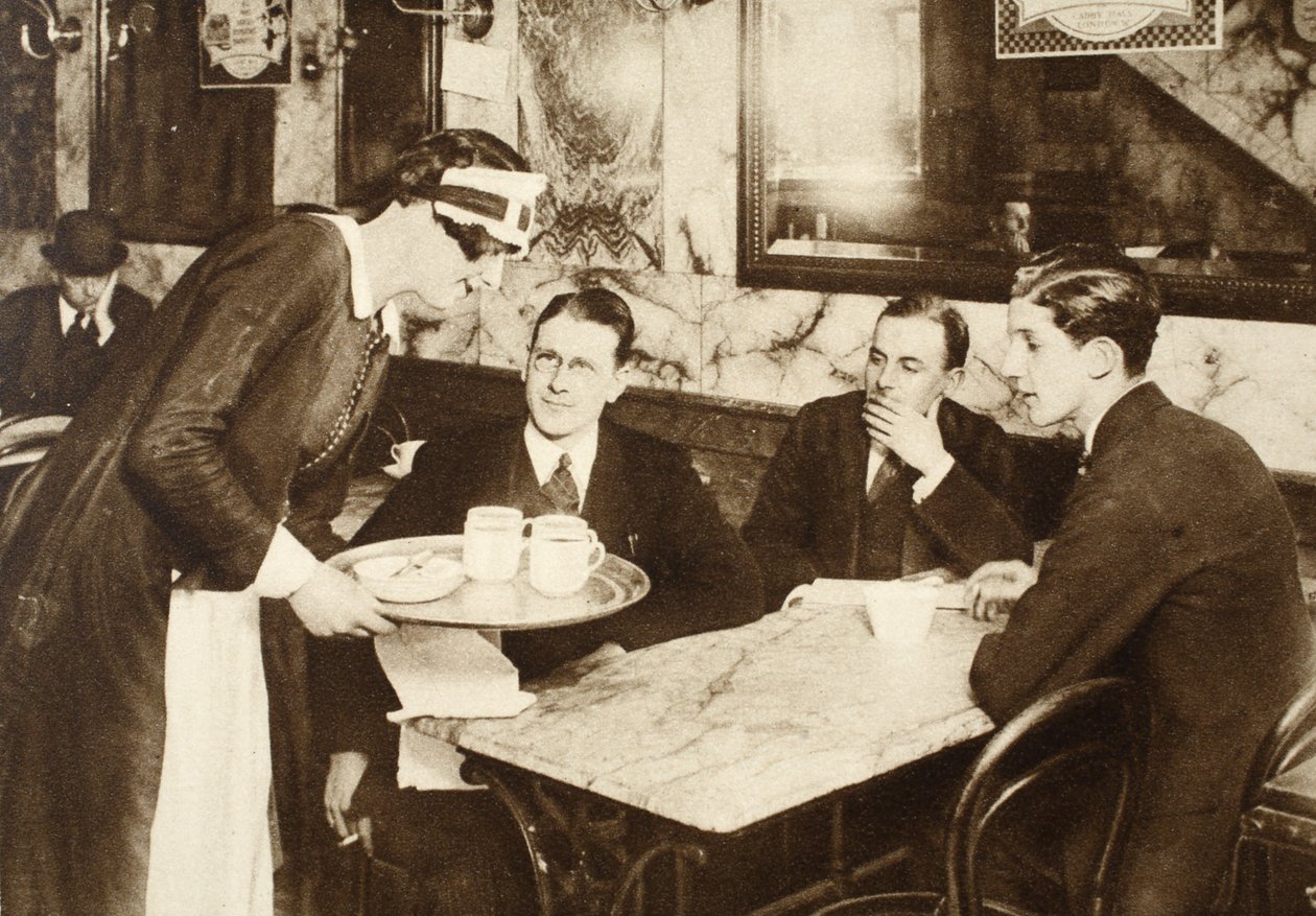 Uma garçonete do café, usando o mesmo uniforme de empregada doméstica, servindo café para os trabalhadores de escritório durante o intervalo de 11 horas, de Wonderful London, publicado em 1926-27 (fotogravura) de English Photographer