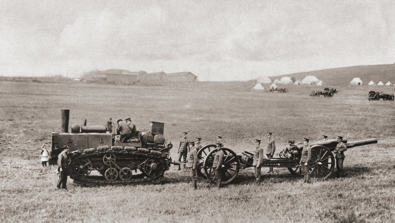 Um motor de tração com rodas de lagarta desenhando uma arma pesada britânica durante a Primeira Guerra Mundial, de "The Illustrated War News", 1915 de English Photographer