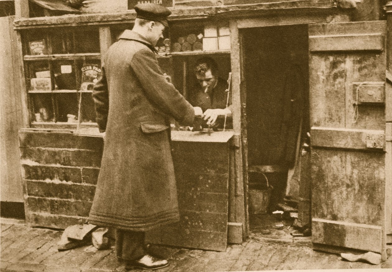 Um motorista entregando um par de botas para um sapateiro, Mayfair (foto sépia) de English Photographer