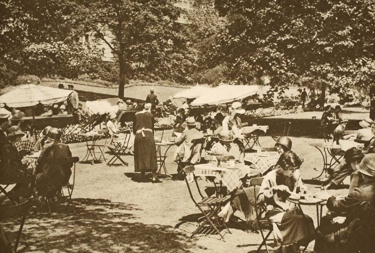 Uma cena continental na hora do almoço no Embankment Gardens, Charing Cross (foto sépia) de English Photographer