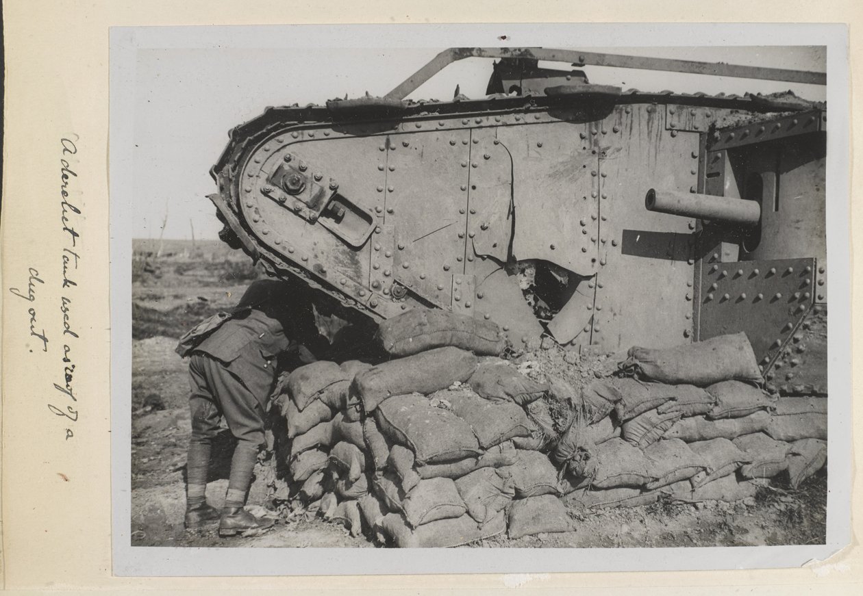 Um tanque abandonado usado como um telhado de uma escavada, 1915-18 de English Photographer