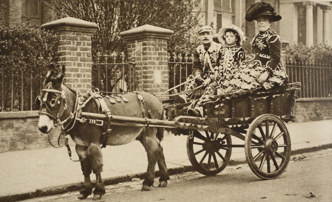 Um carrinho de mão de burro transporta uma família abastada costermongers (foto sépia) de English Photographer
