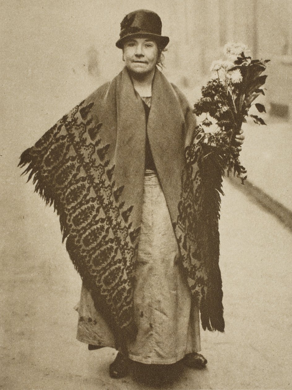 Uma menina de flor, Victoria Station (foto sépia) de English Photographer