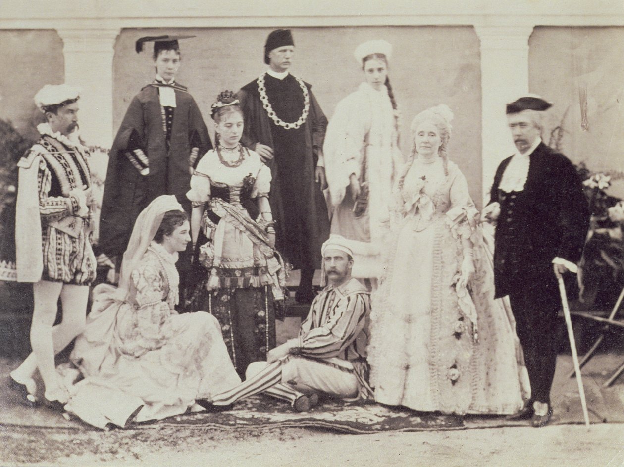 Um grupo de atores ingleses na Índia, c.1880 (albumen print) de English Photographer