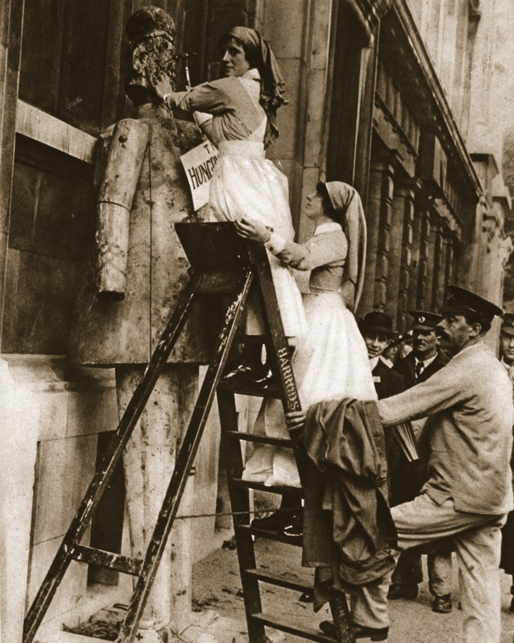 Uma enfermeira do hospital invertendo seu papel habitual: martelando o inimigo em Stepney, ilustração do The Illustrated War News, 27 de setembro de 1916 (foto sépia) de English Photographer