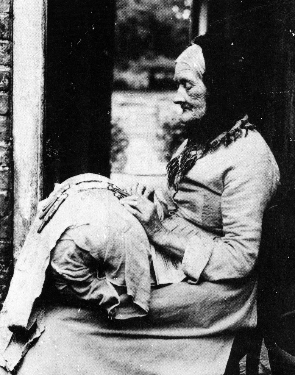Um fabricante de renda fora de sua casa de campo em South Buckinghamshire, tarde C19th de English Photographer