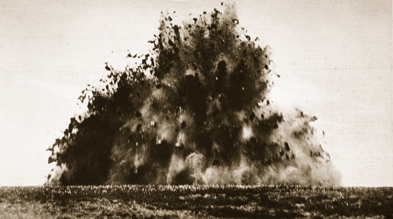 Uma grande mina detonada em território francês durante a Primeira Guerra Mundial de English Photographer