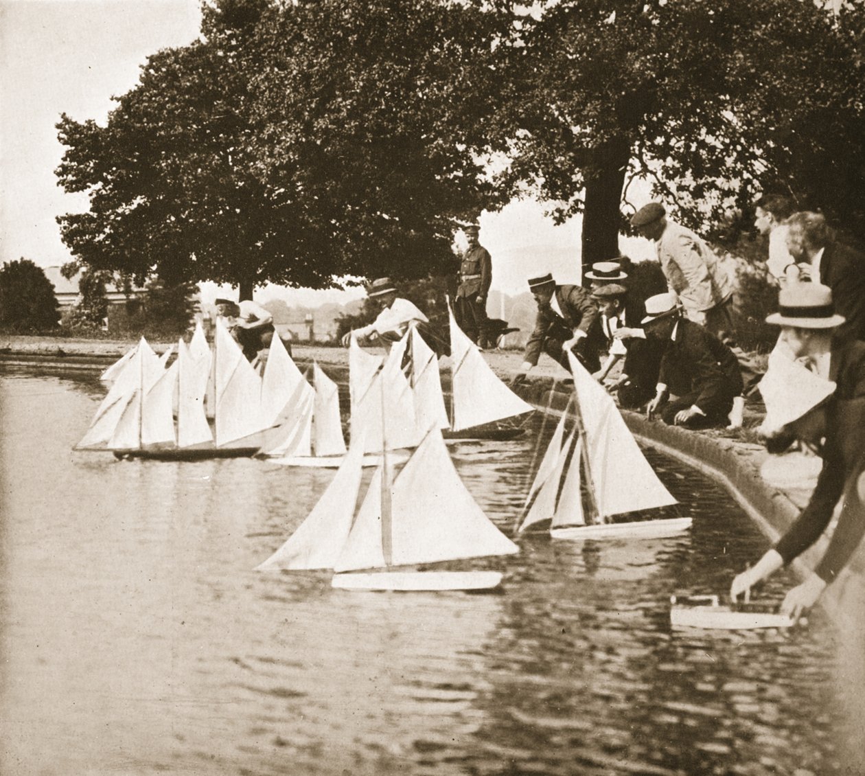Uma corrida de iates modelo, Alexandra Palace, ilustração de prisioneiros alemães na Grã-Bretanha (photogravura) de English Photographer