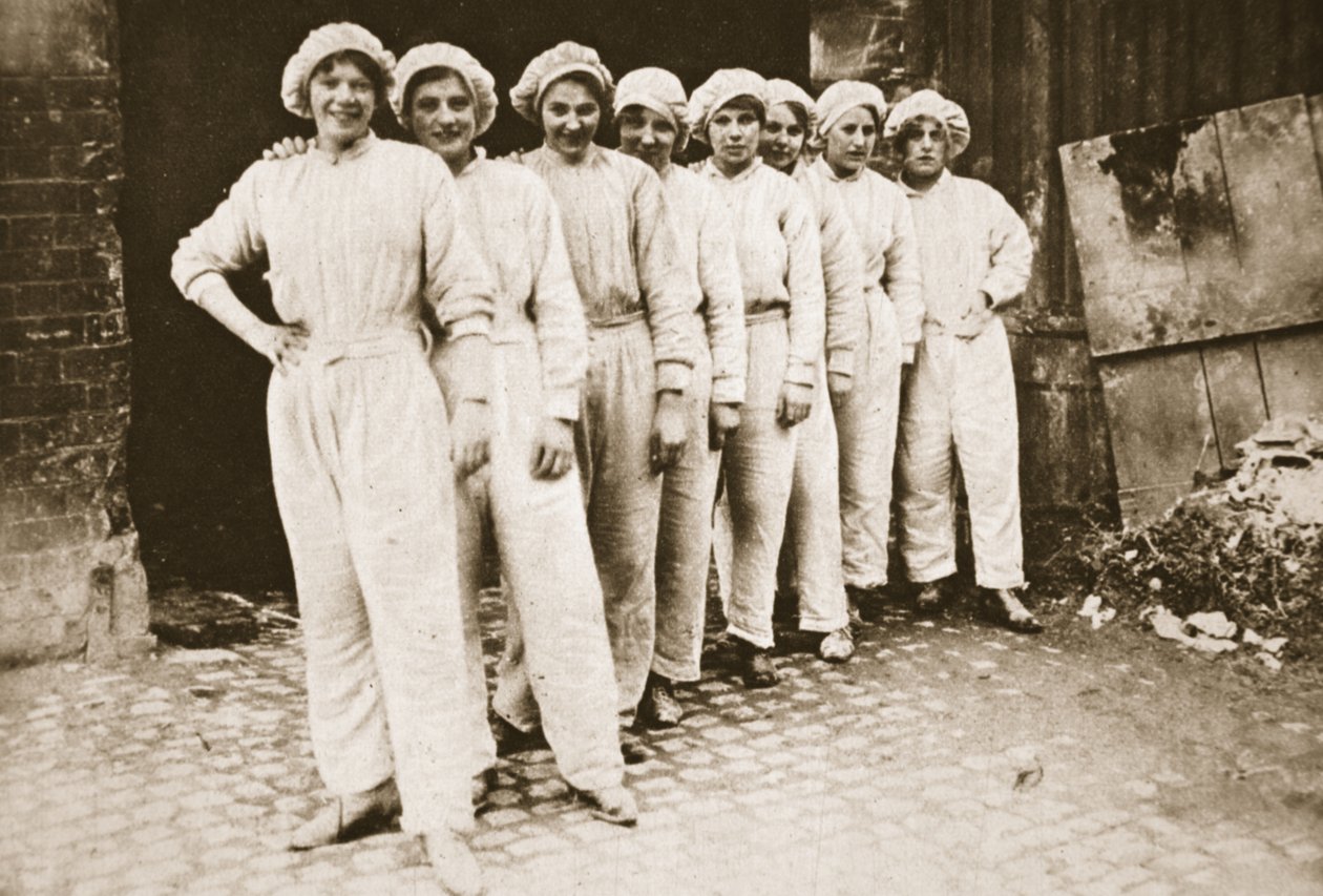 Um grupo pitoresco de mulheres trabalhadoras: empregadas domésticas em um moinho em Nottingham, de The Illustrated War News, 12 de julho de 1916 (foto sépia) de English Photographer
