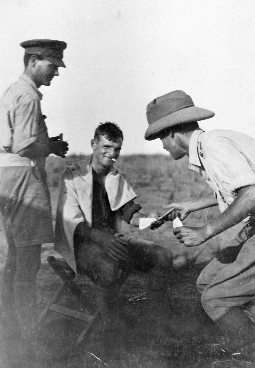 Um soldado recebendo correspondência na Mesopotâmia durante a Primeira Guerra Mundial, de um álbum compilado pelo tenente Kindom de English Photographer