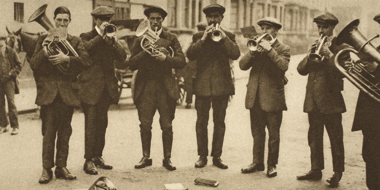 Uma banda de rua (foto sépia) de English Photographer