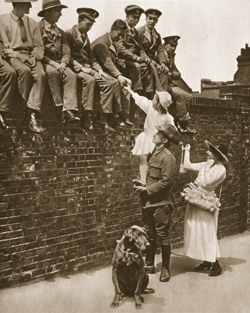 Um australiano alto ajuda a vender rosas para soldados feridos: um incidente do Dia da Rosa, de The Illustrated War News, 21 de junho de 1916 (foto sépia) de English Photographer