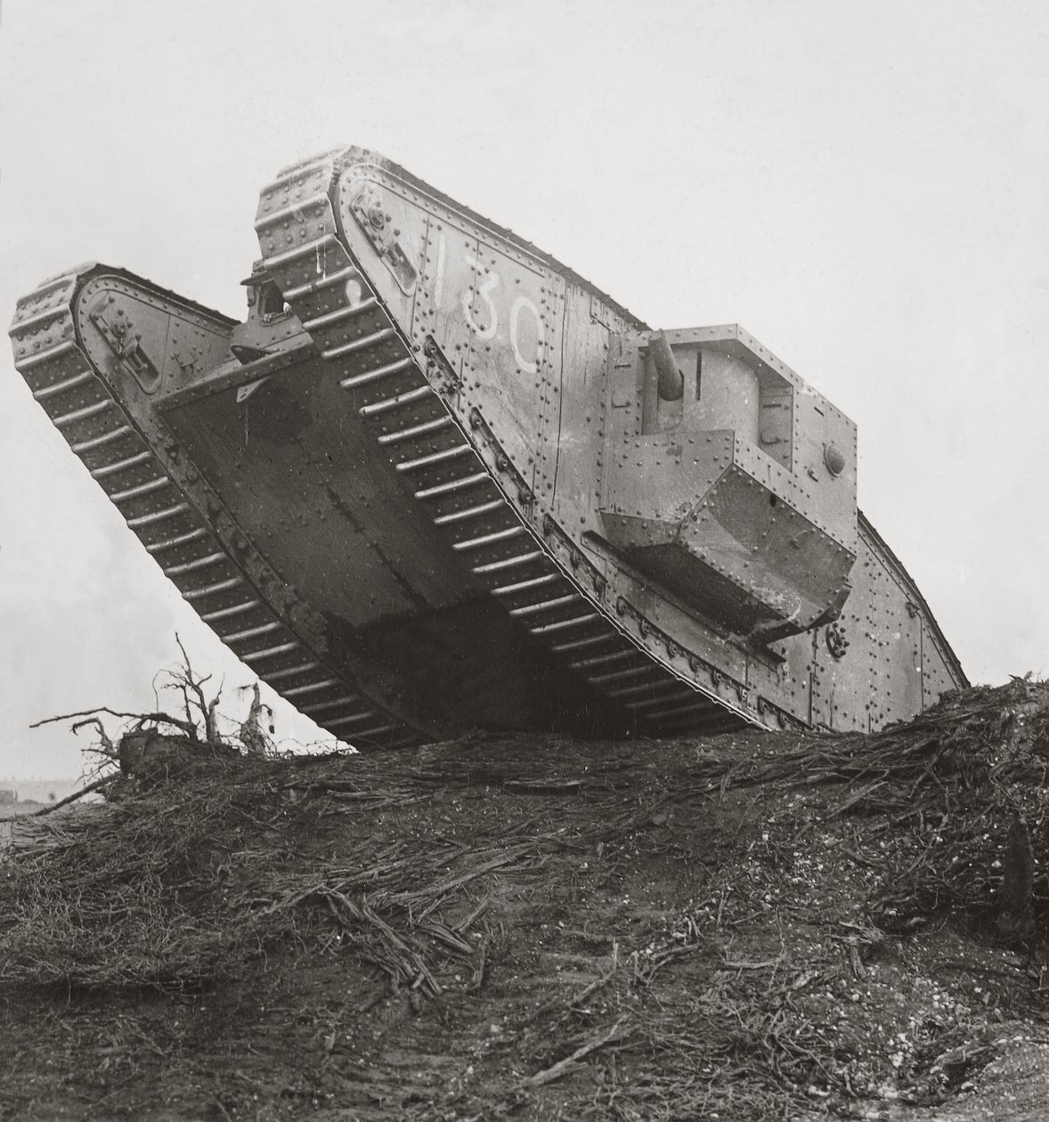Um tanque lidera a infantaria em ação e quebra os enredos de arame de English Photographer