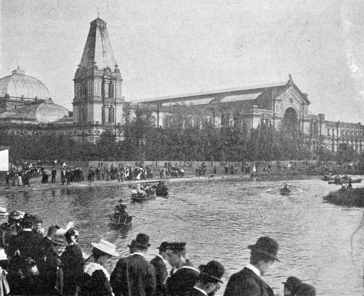 Uma vista do Alexandra Palace de um canto do lago, ilustração do rei, 25 de maio de 1901 de English Photographer