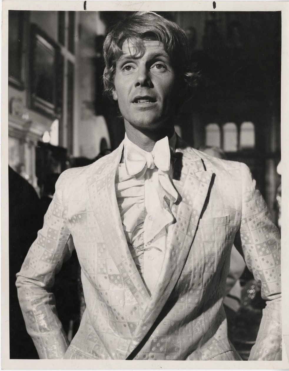 Ator James Fox vestindo uma jaqueta pelo Sr. Fish, 1968 de English Photographer