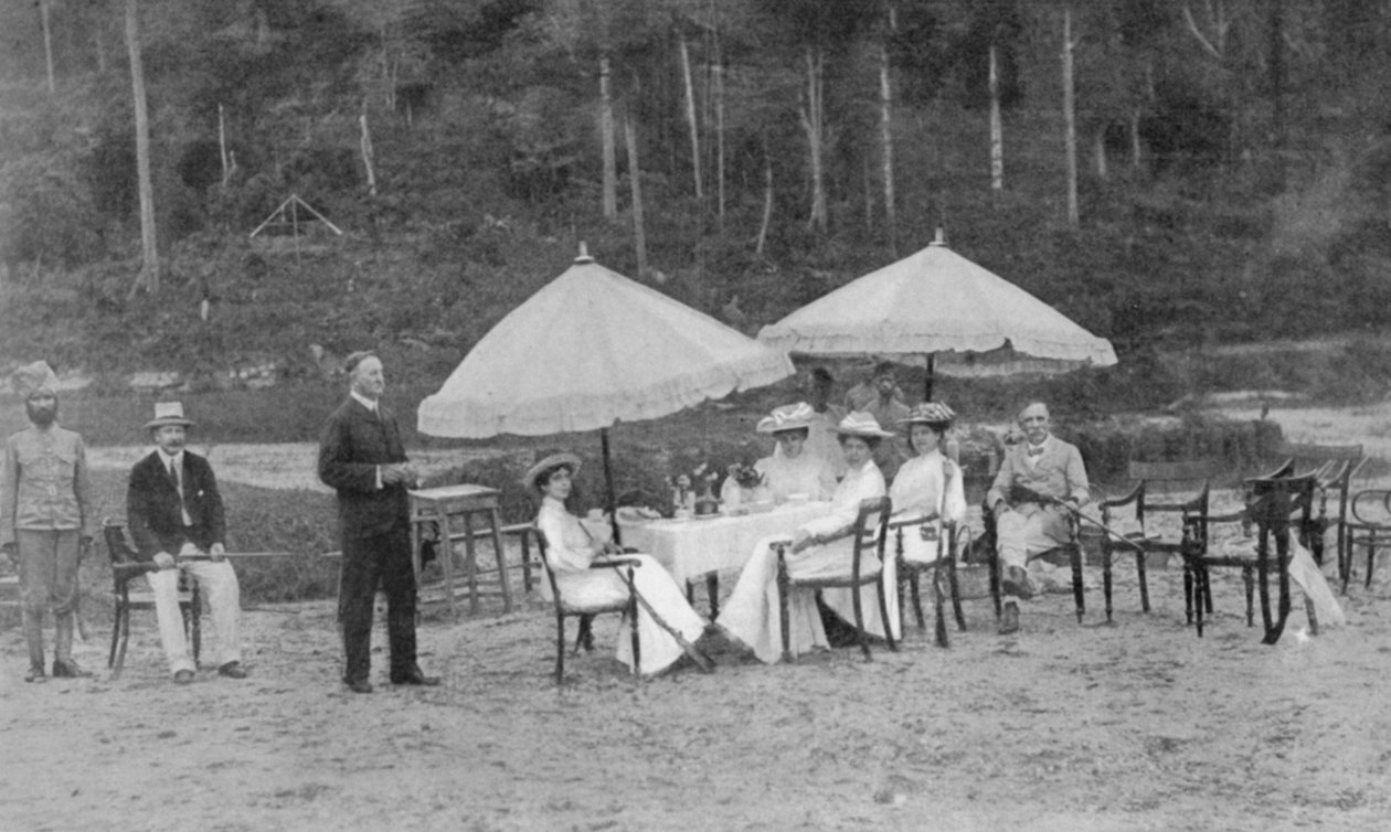 Depois de um jogo: Riflewomen at Lunch, de um artigo intitulado English Women at Play in Far-Away Perak publicado em The Graphic em 27 de outubro de 1906 de English Photographer