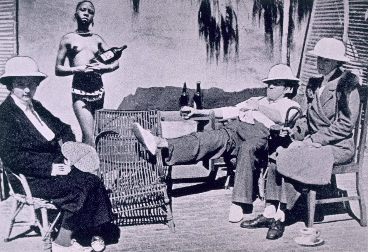 Chá da Tarde no Juiz Wiggins, do Through Darkest Pondelayo: Um relato das aventuras de duas damas inglesas em uma Ilha Canibal, de Joan Lindsay, 1936 de English Photographer