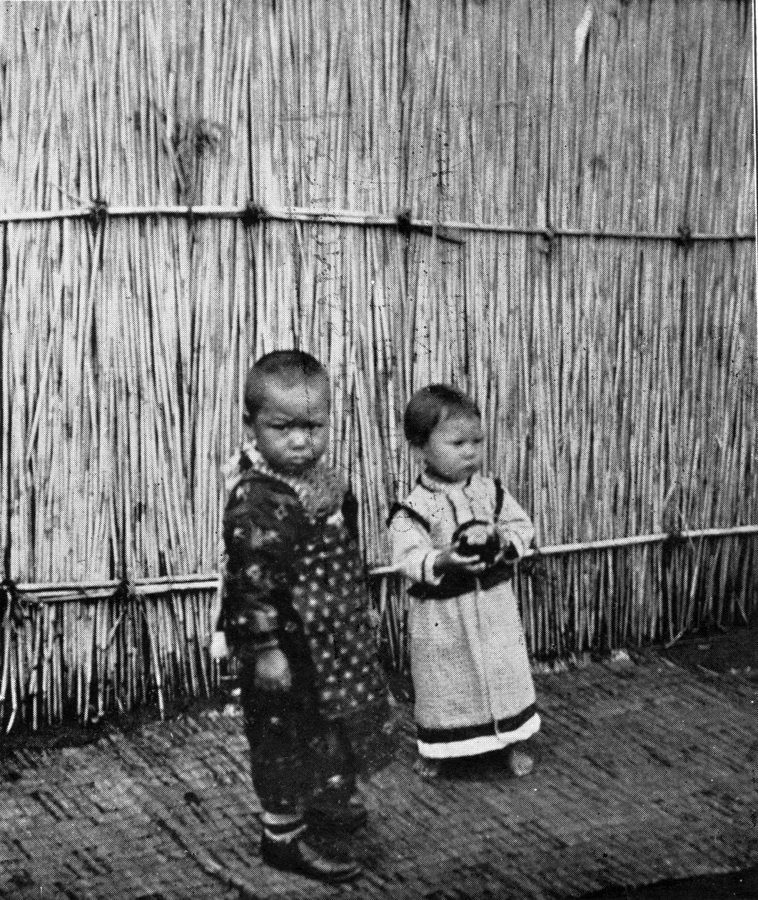 Ainu crianças prometidas de English Photographer