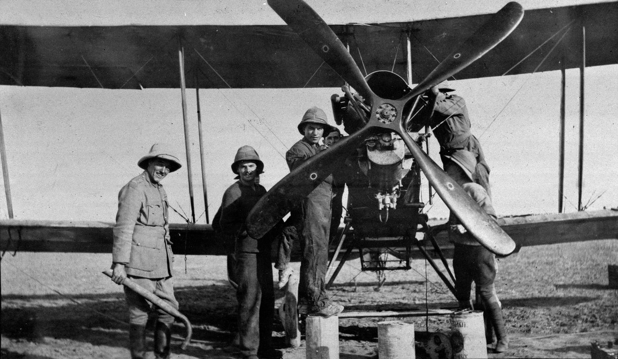 Aeronaves passando por reparos, 1916 de English Photographer