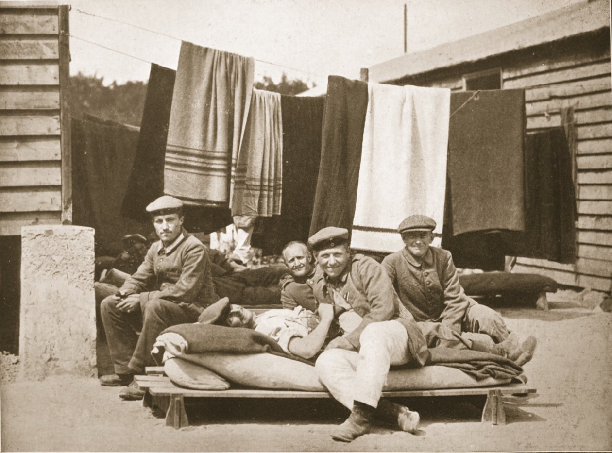 Airing the Bedding: Uma tarde de sesta, Dorchester, ilustração de prisioneiros alemães na Grã-Bretanha (fotogravura) de English Photographer