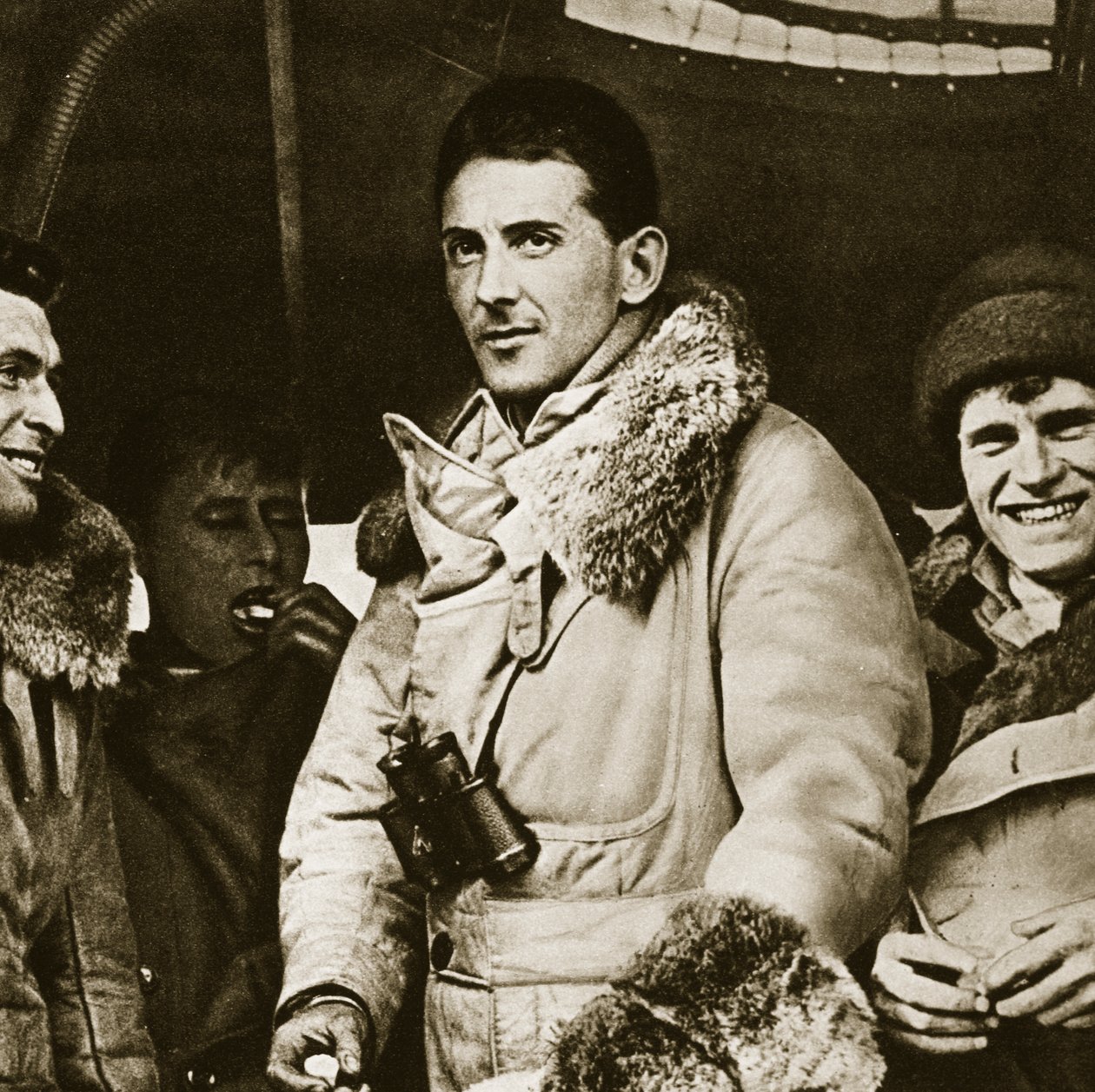 Herói dirigível de uma história emocionante (fotogravura) de English Photographer