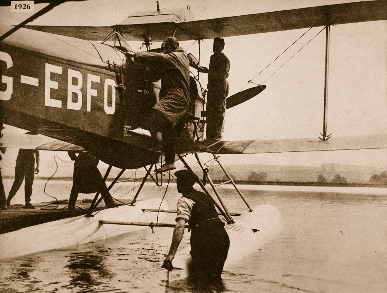 Alan Cobham subindo em seu avião antes de partir para a Austrália, Rochester, 1926 de English Photographer
