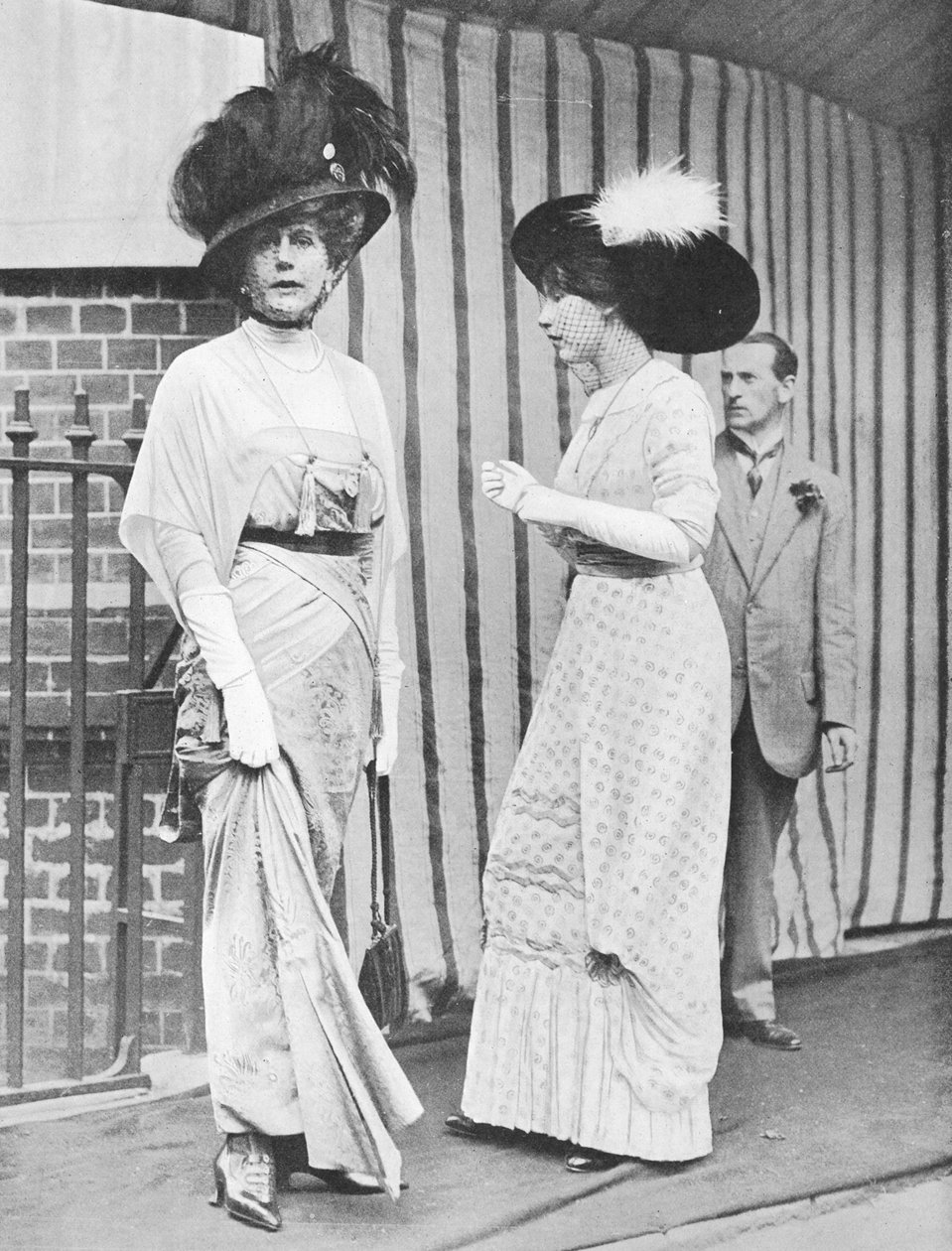 Alice Keppel e sua filha Violet Trefusius, 1912 de English Photographer