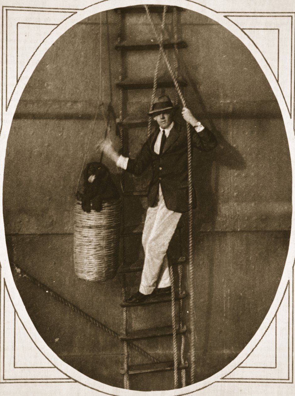 Sempre pronto para desembarcar: abaixando um cachorro em um barco para pouso, ilustração do The Illustrated War News, 6 de setembro de 1916 (foto sépia) de English Photographer