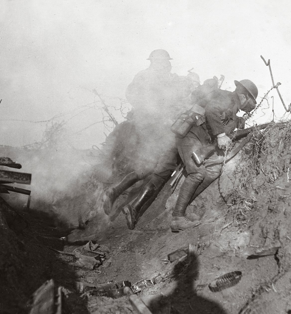 Em meio a explosões de gás e lágrimas, desalojamos o Bosche de Bourlon Wood, 1917 de English Photographer