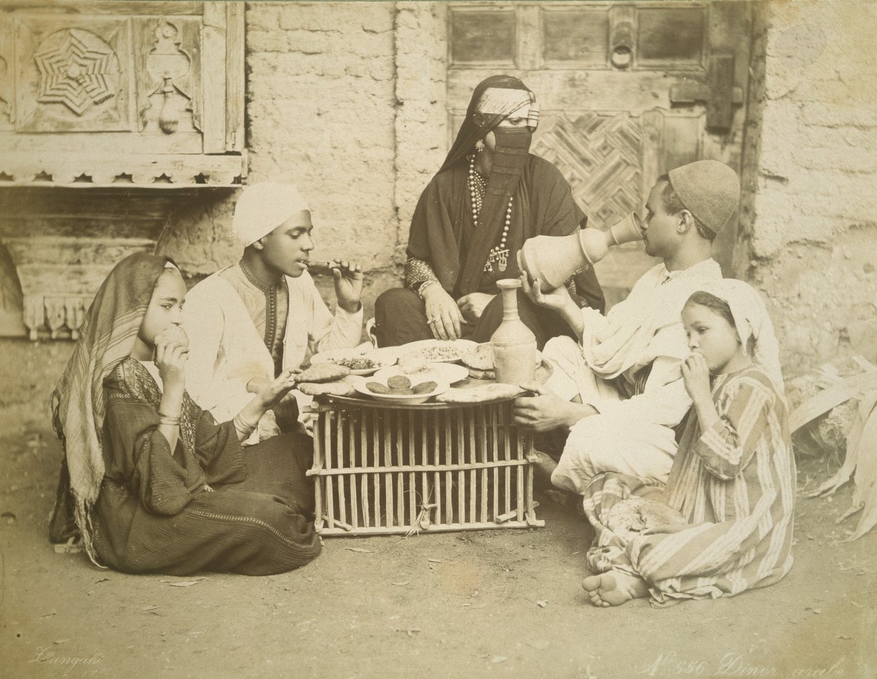 Uma Família Egípcia, c.1878 de English Photographer