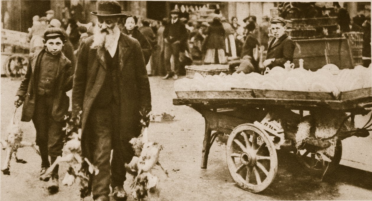 Um judeu idoso e seu neto carregando algumas aves de Wentworth Street, Stepney (foto sépia) de English Photographer
