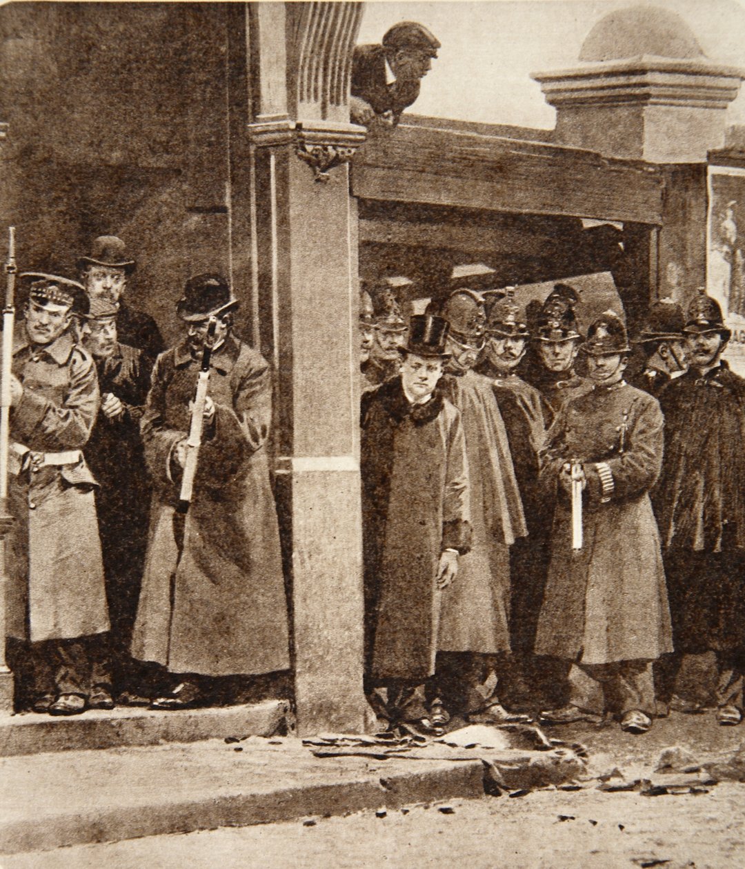 Um incidente que na época deu munição aos seus inimigos: a presença do Sr. Churchill como Secretário do Lar no Cerco de Sidney Street, em 3 de janeiro de 1911 (fotogravura) de English Photographer