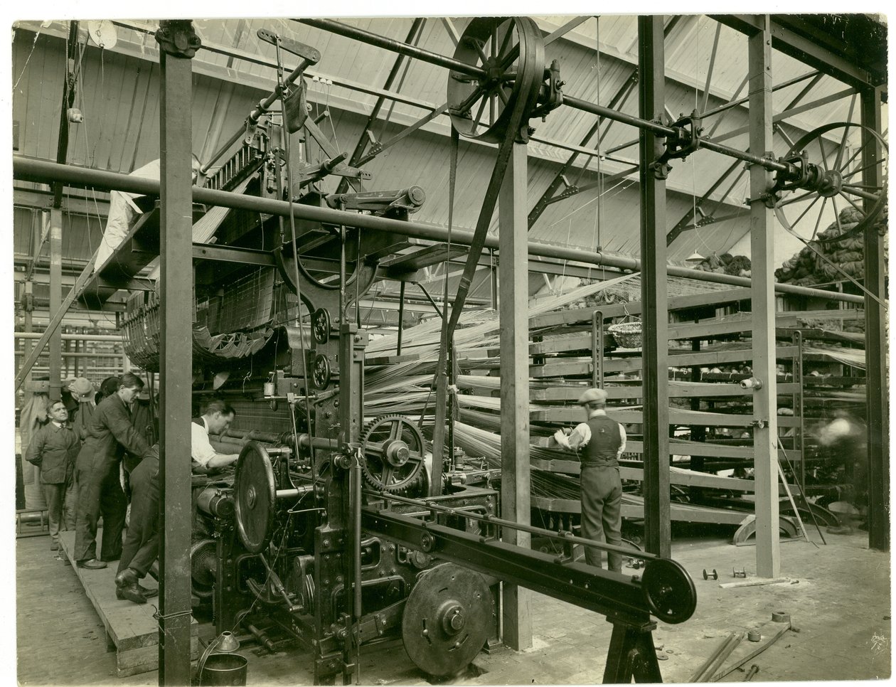 Axminster Jacquard tear, fábrica de tapetes, 1923 de English Photographer