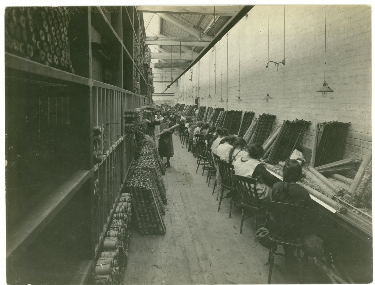 Axminster threading, fábrica de tapetes, 1923 de English Photographer