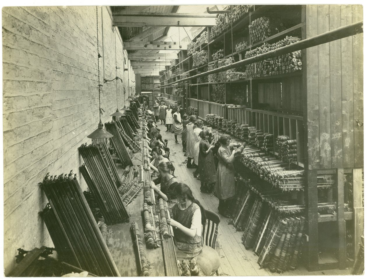 Axminster threading, fábrica de tapetes, 1923 de English Photographer