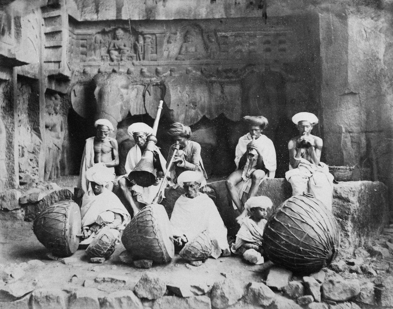 Banda de músicos nas cavernas de Karla, c.1860s-90s de English Photographer