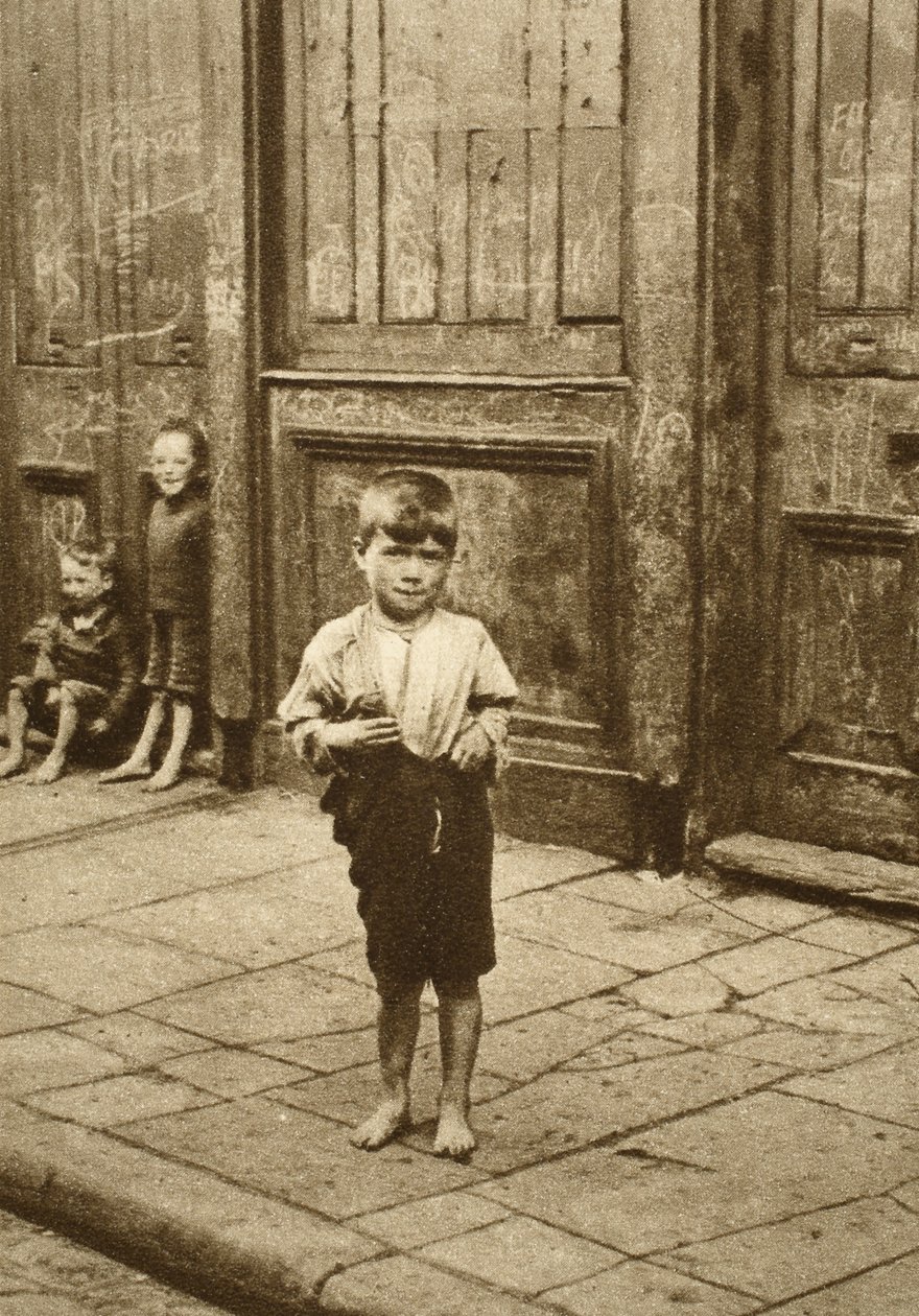 Criança descalça em uma rua de Londres (foto sépia) de English Photographer