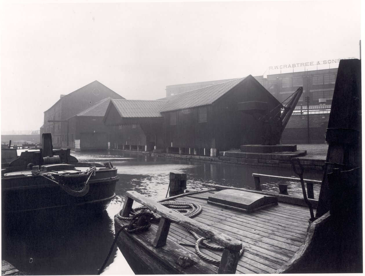 Barcaças no Canal Wharf, Leeds Liverpool Canal, 1951 de English Photographer