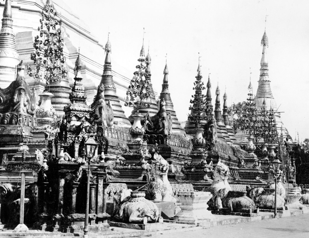 Base do Pagode Shwedagon em Rangoon, Birmânia, c.1886 de English Photographer