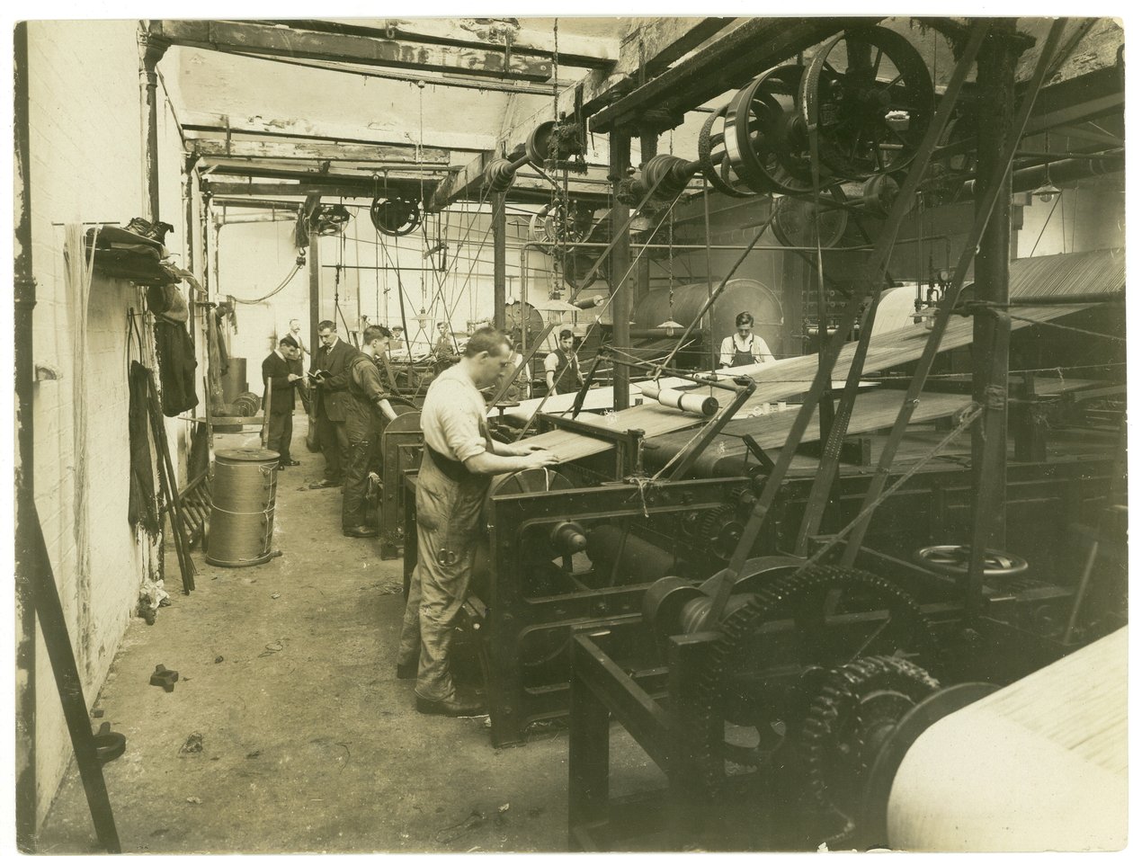 Sala de feixe em uma fábrica de tapetes, 1923 de English Photographer