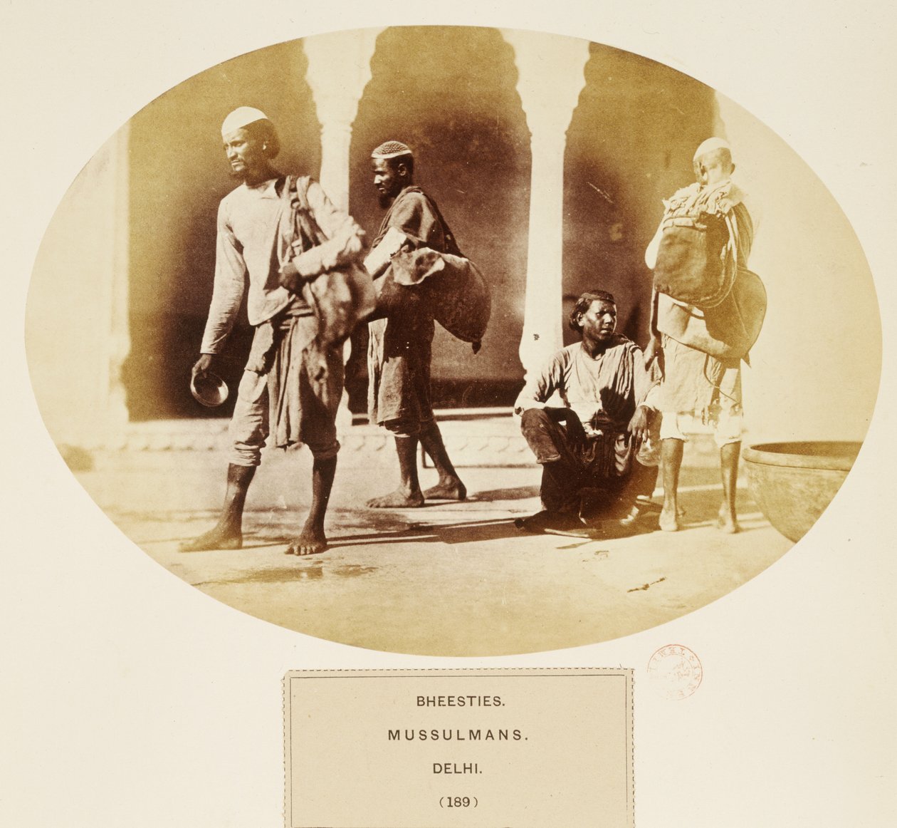 Bheesties, Mussulmans, Delhi, de The People of India, por J. Forbes Watson, publicado em 1868 (albumen print) de English Photographer