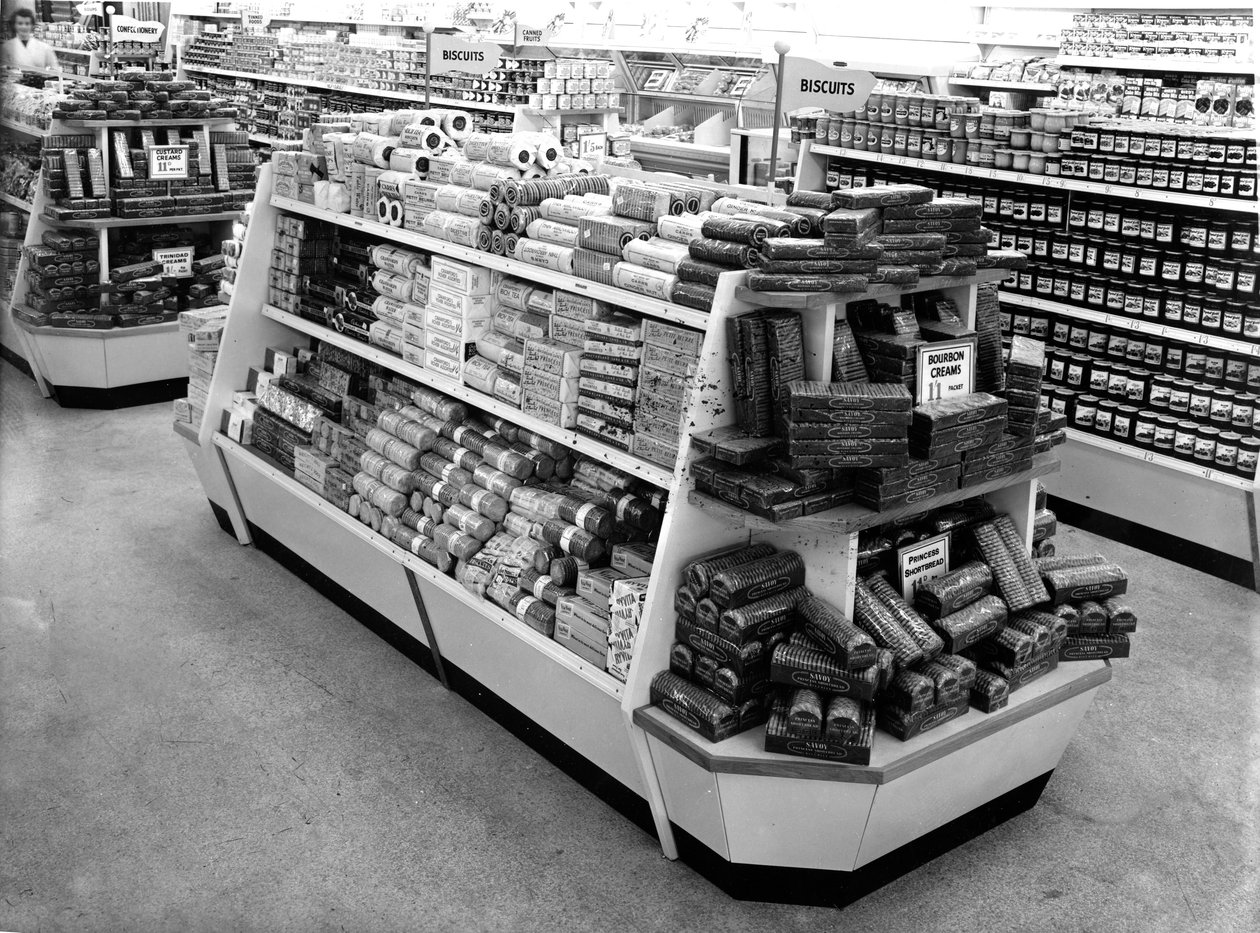 Corredor de biscoitos, loja Woolworths, 1956 de English Photographer