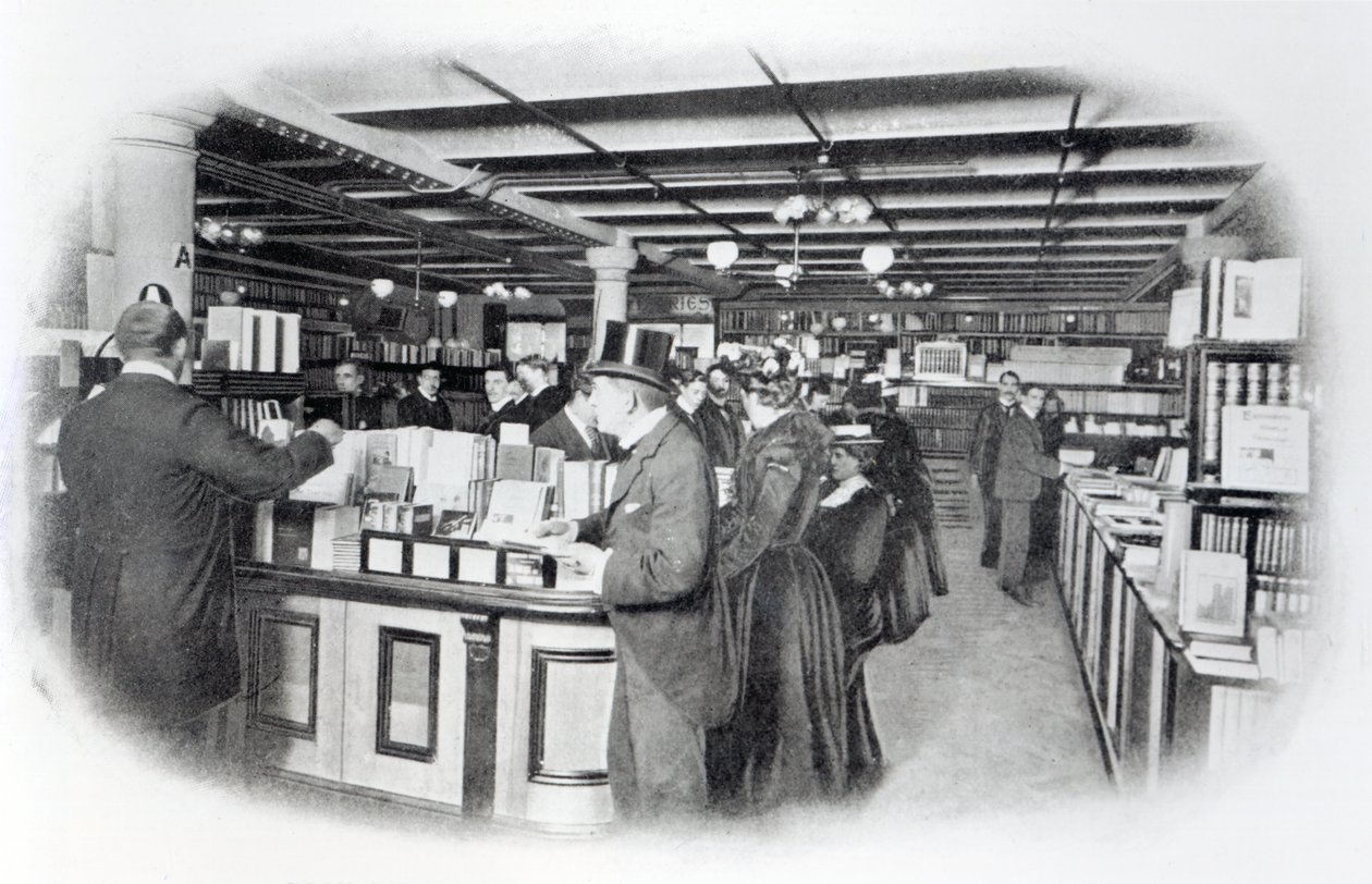 Departamento de livros em uma loja do Exército e da Marinha, c.1900 de English Photographer