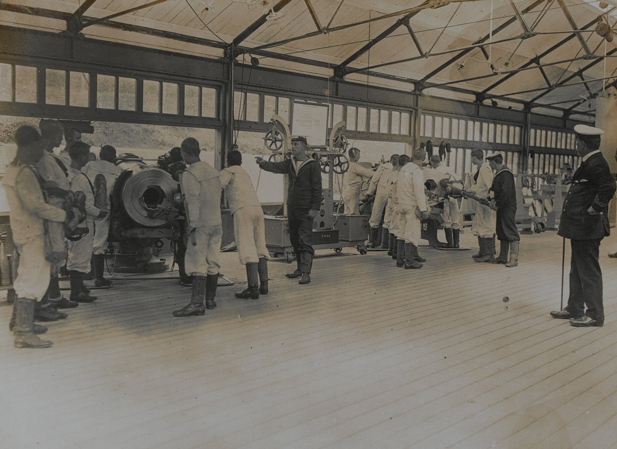 Meninos da Marinha Real treinando com armas no Shotley Barracks de English Photographer