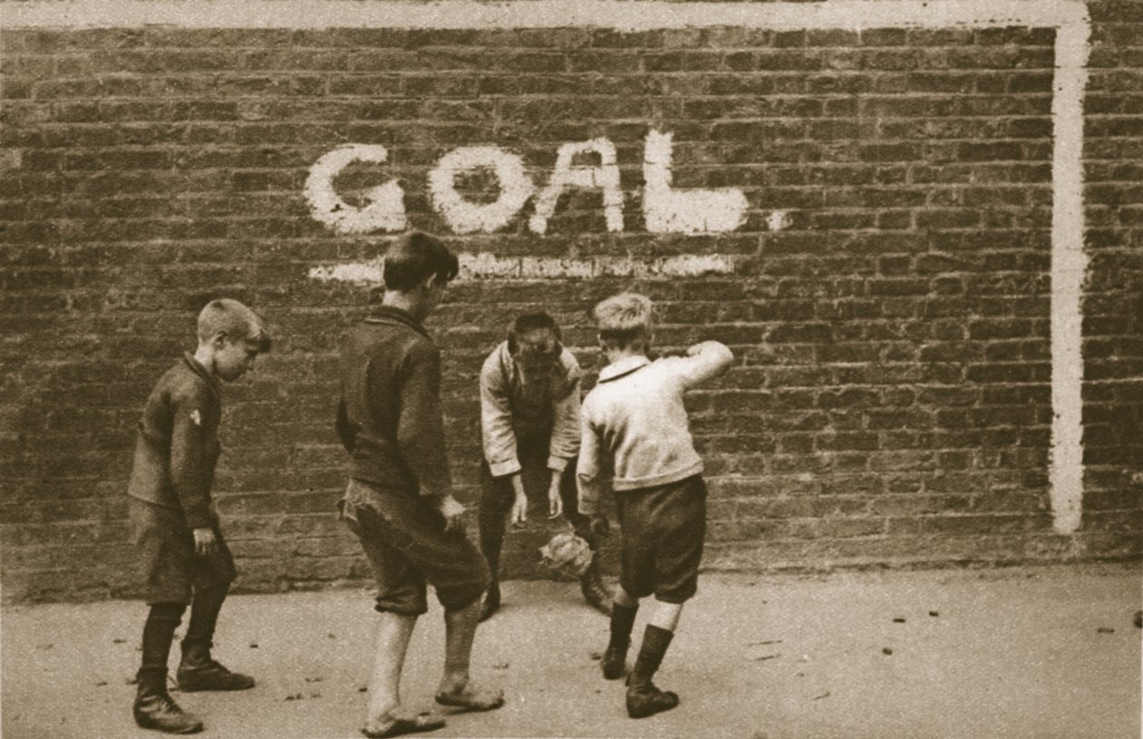 Meninos que jogam no East End, de Wonderful London, publicado em 1926-27 (fotogravura) de English Photographer
