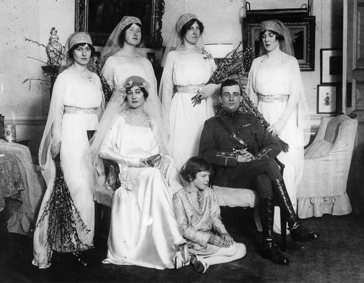 Noiva e noivo com damas de honra e portadores de trem de English Photographer